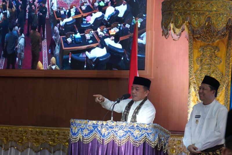 Gubernur Jambi Al Haris mendorong kawasan Tol Muaro Jambi hidupkan usaha warga lokal dan meminta warga stop buka lahan dengan membakar.(poto: jamberita.com).