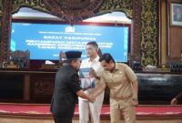 Gubernur Jambi Al Haris resmi menyerahkan dokumen Ranperda APBD Jambi 2027 kepada pimpinan legislatif dalam Rapat Paripurna DPRD Provinsi Jambi, Senin (5/10/2026).(poto: jamberita.com).