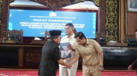 Gubernur Jambi Al Haris resmi menyerahkan dokumen Ranperda APBD Jambi 2027 kepada pimpinan legislatif dalam Rapat Paripurna DPRD Provinsi Jambi, Senin (5/10/2026).(poto: jamberita.com).