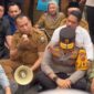 Direktur RSUD Raden Mattaher Jambi drg Iwan Hendrawan MARS mendatangi kerumunan massa aksi Cipayung Plus di depan Kantor DPRD Provinsi Jambi, Senin (19/10/2026).(poto: istimewa).