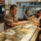 Ilustrasi Toko emas di Kota Jambi ramai dikunjungi pembeli yang ingin bertransaksi di tengah tren kenaikan harga yang tipis.(poto: AI).