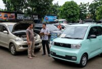 Ilustrasi: Suasana bursa mobil bekas di Jakarta, di mana banyak warga menjual mobil lamanya untuk beralih ke mobil listrik murah.(poto: AI).