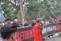 Ratusan mahasiswa menggelar unjuk rasa di depan Kantor Gubernur Jambi pada Rabu, 21 Oktober 2026.(poto: istimewa).