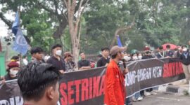 Ratusan mahasiswa menggelar unjuk rasa di depan Kantor Gubernur Jambi pada Rabu, 21 Oktober 2026.(poto: istimewa).