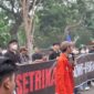 Ratusan mahasiswa menggelar unjuk rasa di depan Kantor Gubernur Jambi pada Rabu, 21 Oktober 2026.(poto: istimewa).