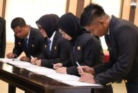 Kepala Kantor Wilayah Kementerian Hukum Jambi, Jonson Siagian, resmi melantik empat pejabat fungsional kemenkum jambi yang meraih kenaikan jenjang jabatan.(poto: jamberita.com).