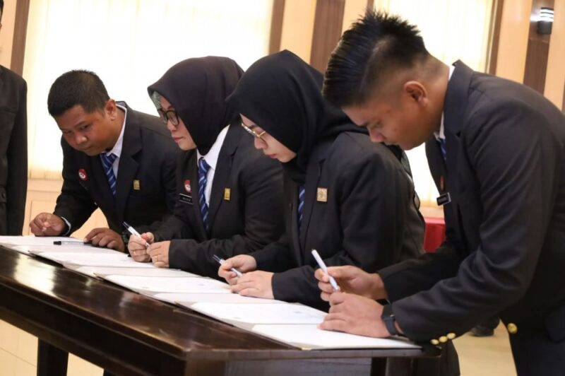 Kepala Kantor Wilayah Kementerian Hukum Jambi, Jonson Siagian, resmi melantik empat pejabat fungsional kemenkum jambi yang meraih kenaikan jenjang jabatan.(poto: jamberita.com).