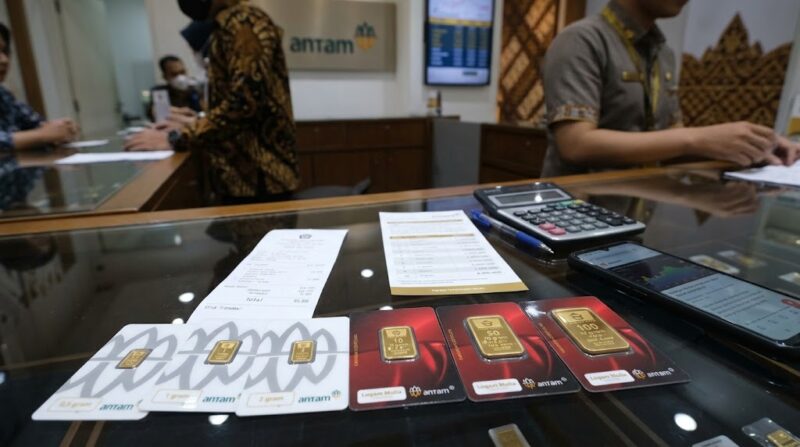 Ilustrasi: Emas batangan Antam di butik Logam Mulia, Jakarta. Transaksi terpantau stabil, lengkap dengan rincian harga dan pajak.(poto: AI).