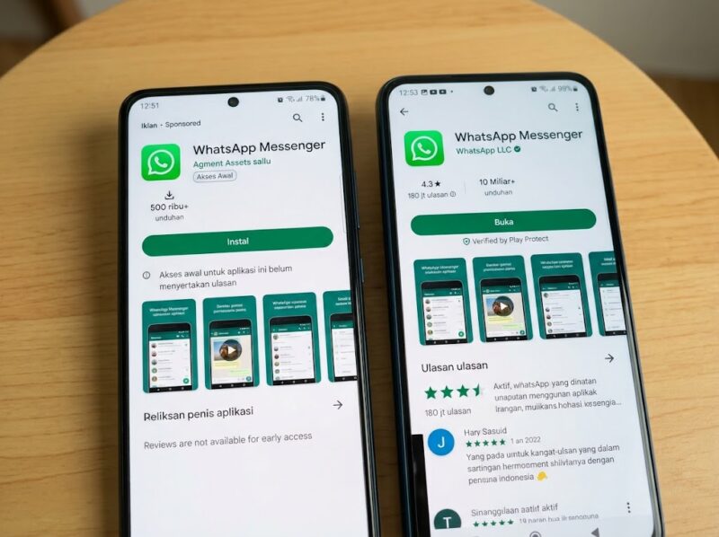 Perbandingan tampilan aplikasi WhatsApp palsu berlabel iklan dan versi resmi WhatsApp LLC di Google Play Store Android.(poto: AI).