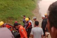 Warga Desa Kemantan yang tenggelam di Sungai Batanghari Tebo ditemukan meninggal dunia oleh tim gabungan sejauh 200 meter dari titik awal kejadian.(poto: jambiprima.com).