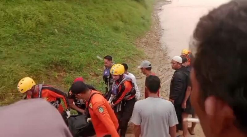 Warga Desa Kemantan yang tenggelam di Sungai Batanghari Tebo ditemukan meninggal dunia oleh tim gabungan sejauh 200 meter dari titik awal kejadian.(poto: jambiprima.com).
