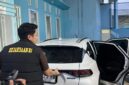 Petugas menyita dua mobil hybrid, emas batangan 100 gram, dan puluhan barang mewah bermerek milik tersangka Yusmarni.(poto: jamberita.com).