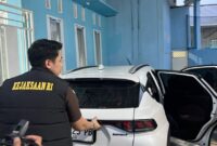 Petugas menyita dua mobil hybrid, emas batangan 100 gram, dan puluhan barang mewah bermerek milik tersangka Yusmarni.(poto: jamberita.com).