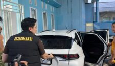 Petugas menyita dua mobil hybrid, emas batangan 100 gram, dan puluhan barang mewah bermerek milik tersangka Yusmarni.(poto: jamberita.com).