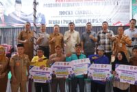 Penyerahan bantuan berlangsung di Kantor Koperasi Pemasaran Perkasa Nalo Tantan, Desa Sungai Ulak, Senin (19/10).(poto: kominfo).