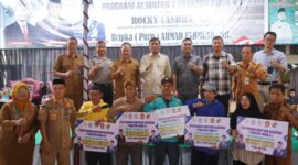 Penyerahan bantuan berlangsung di Kantor Koperasi Pemasaran Perkasa Nalo Tantan, Desa Sungai Ulak, Senin (19/10).(poto: kominfo).
