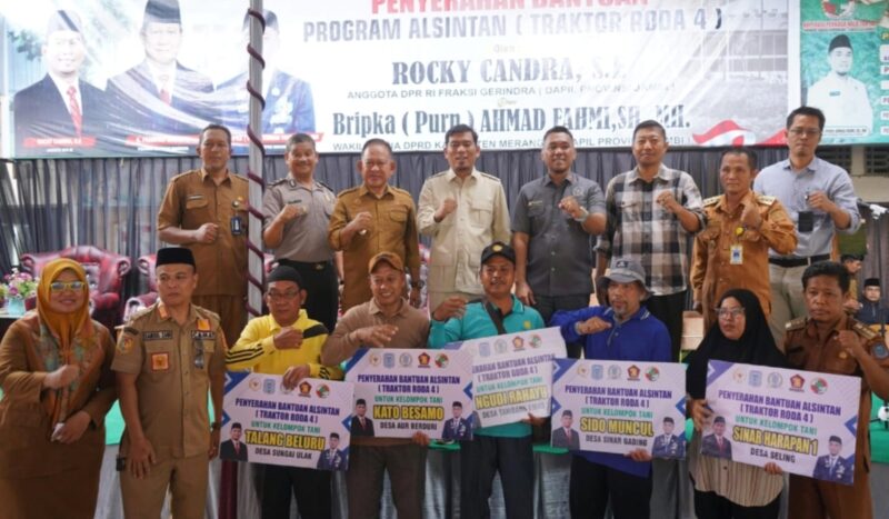 Penyerahan bantuan berlangsung di Kantor Koperasi Pemasaran Perkasa Nalo Tantan, Desa Sungai Ulak, Senin (19/10).(poto: kominfo).