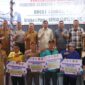 Penyerahan bantuan berlangsung di Kantor Koperasi Pemasaran Perkasa Nalo Tantan, Desa Sungai Ulak, Senin (19/10).(poto: kominfo).