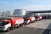 Ilustrasi Deretan armada mobil tangki Pertamina bersiap mendistribusikan pasokan BBM dari fasilitas terminal pengisian bahan bakar.(poto: AI).