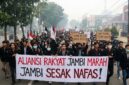 Ilustrasi: Kader Aliansi Rakyat Jambi Marah menggelar aksi protes kabut asap di jalanan Jambi dengan mengenakan pakaian hitam.(poto: AI).