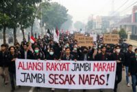 Ilustrasi: Kader Aliansi Rakyat Jambi Marah menggelar aksi protes kabut asap di jalanan Jambi dengan mengenakan pakaian hitam.(poto: AI).