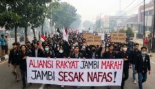 Ilustrasi: Kader Aliansi Rakyat Jambi Marah menggelar aksi protes kabut asap di jalanan Jambi dengan mengenakan pakaian hitam.(poto: AI).