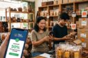 Ilustrasi Pelaku UMK di Indonesia kini bisa menikmati diskon biaya layanan minimal 50% lewat aplikasi Sapa UMKM.(poto: AI).