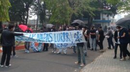 Aparat keamanan menutup rapat gerbang akses utama menuju Kantor Gubernur Jambi dan Gedung DPRD Provinsi Jambi di Telanaipura, Senin (5/10/2026).(poto: jamberita.com).