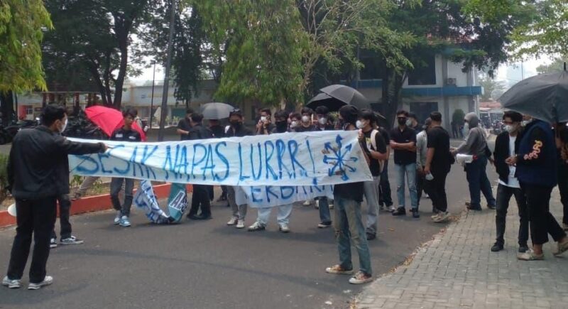 Aparat keamanan menutup rapat gerbang akses utama menuju Kantor Gubernur Jambi dan Gedung DPRD Provinsi Jambi di Telanaipura, Senin (5/10/2026).(poto: jamberita.com).