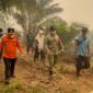 Gubernur Jambi Al Haris bersama Komandan Korem 042/Garuda Putih Brigjen TNI Nyamin meninjau langsung penanganan karhutla di Kumpeh pada Minggu siang (18/10/2026).(poto: jamberita.com).