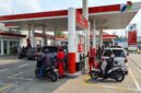 Ilustrasi Aktivitas pengisian bahan bakar kendaraan oleh petugas di salah satu SPBU Pertamina.(poto: AI).