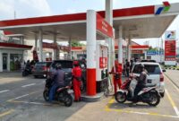 Ilustrasi Aktivitas pengisian bahan bakar kendaraan oleh petugas di salah satu SPBU Pertamina.(poto: AI).