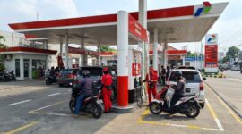 Ilustrasi Aktivitas pengisian bahan bakar kendaraan oleh petugas di salah satu SPBU Pertamina.(poto: AI).