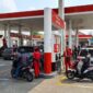 Ilustrasi Aktivitas pengisian bahan bakar kendaraan oleh petugas di salah satu SPBU Pertamina.(poto: AI).