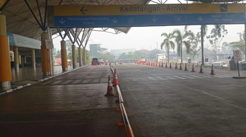 Kondisi udara berkabut asap di sekitar Bandara Sultan Thaha Jambi.(poto: jambiprima.com).