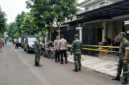 Ilustrasi:Aparat gabungan TNI dan Polri berjaga di depan rumah penggerebekan judi online berpagar garis polisi di Cijantung, Jaktim.(poto: AI).