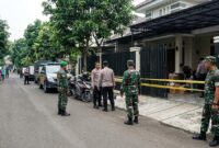 Ilustrasi:Aparat gabungan TNI dan Polri berjaga di depan rumah penggerebekan judi online berpagar garis polisi di Cijantung, Jaktim.(poto: AI).