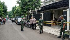 Ilustrasi:Aparat gabungan TNI dan Polri berjaga di depan rumah penggerebekan judi online berpagar garis polisi di Cijantung, Jaktim.(poto: AI).