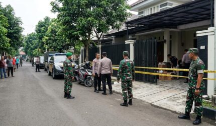 TNI AD membongkar markas judi online di Cijantung, Jakarta Timur. Petugas mengamankan 11 operator sipil beserta puluhan unit perangkat komputer.