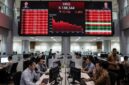 Layar pergerakan saham menampilkan penurunan IHSG ke level 5.188 di tengah aktivitas para pialang bursa.(poto: AI).