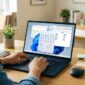 Ilustrasi Seorang pengguna sedang mengoperasikan laptop dengan sistem operasi Windows 11 terbaru di meja kerja rumah yang nyaman.(poto: AI).