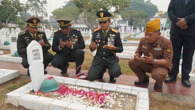 Komandan Korem 042/Garuda Putih Brigjen TNI Nyamin memimpin pelaksanaan ziarah nasional HUT TNI di Taman Makam Pahlawan (TMP) Satria Bhakti, Kota Jambi, Rabu (30/9/2026).(poto: jamberita.com).