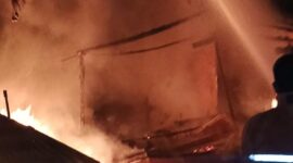 Rumah milik Darno warga kecamatan Rimbo ulu yang terbakar.(poto: jambiprima.com).