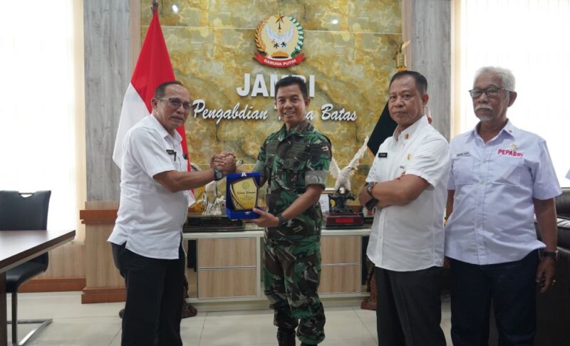 Komandan Korem 042/Gapu Brigjen TNI Nyamin, S.I.P., M.M., menyambut kunjungan jajaran pengurus DPD PEPABRI Provinsi Jambi di ruang kerja Danrem pada Rabu (14/10/2026).(poto: jamberita.com).