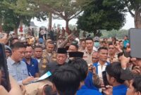 Ratusan pemuda menggelar demo mahasiswa pmii jambi di depan gerbang utama Kantor Gubernur Jambi pada Senin, 19 Oktober 2026.(poto: istimewa).