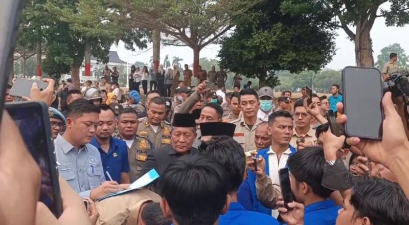Ratusan pemuda menggelar demo mahasiswa pmii jambi di depan gerbang utama Kantor Gubernur Jambi pada Senin, 19 Oktober 2026.(poto: istimewa).