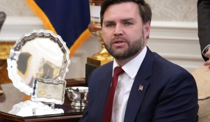 Wapres AS JD Vance mengirim surat rahasia ke tokoh kunci Iran, Mohsen Rezaei, demi membuka negosiasi dan mencegah serangan baru Trump.