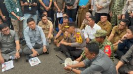 Kapolda Jambi Irjen Pol. Widodo menemui langsung ratusan mahasiswa yang menggelar aksi demonstrasi di Gedung DPRD Provinsi Jambi, Senin (19/10/2026).(poto: istimewa).
