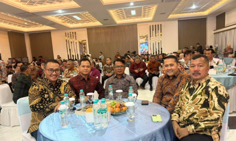 Walikota Alfin saat menghadiri acara Kenal pamit Kapolda Jambi, duduk bersama beberapa orang Bupati lainnya.(poto: ist.).