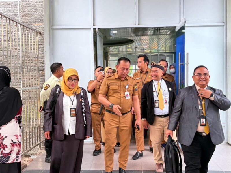Tim Lembaga Akreditasi Rumah Sakit Indonesia (LARSI) memvalidasi langsung kesesuaian dokumen administrasi dengan pelaksanaan teknis di lapangan sejak Selasa (13/10/2026).(poto: jamberita.com).